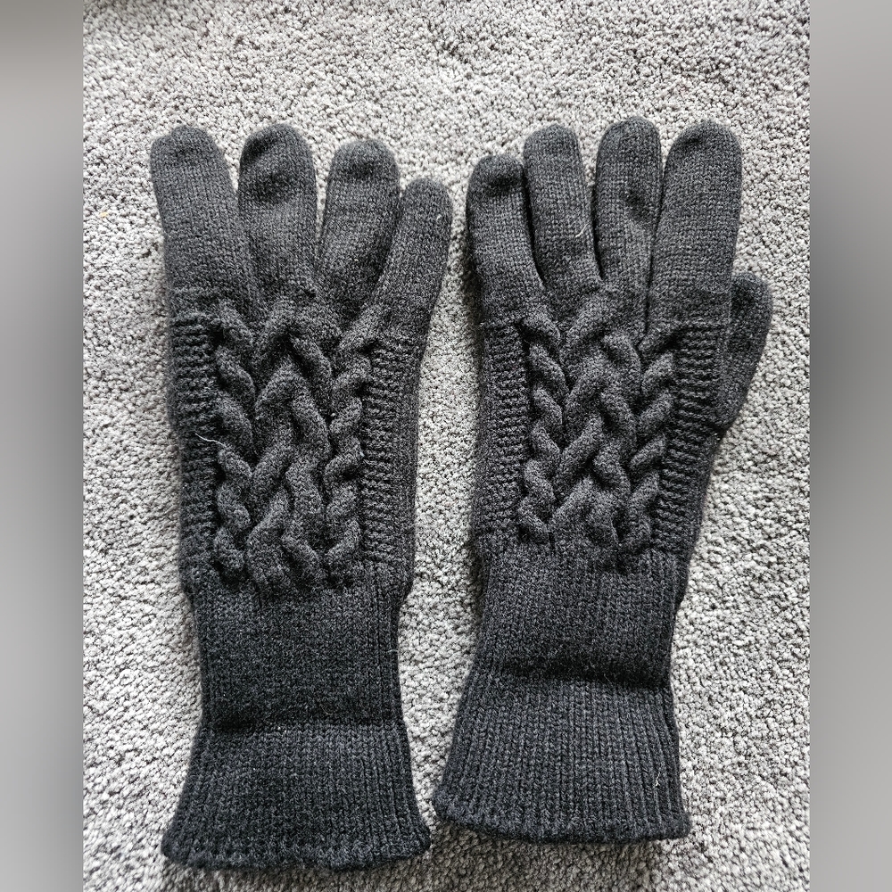 Cable knit gloves